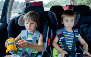 Las sillitas infantiles y el cinturón de seguridad son dos sistemas de retención que te pueden salvar la vida en la carretera