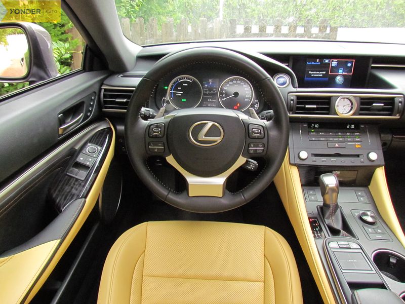 Puesto conducción Lexus RC 300h