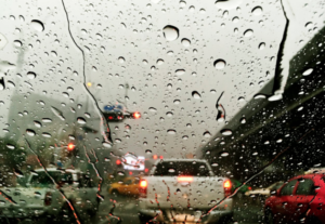 Luces, neumáticos y frenos, elementos clave para los días de lluvia
